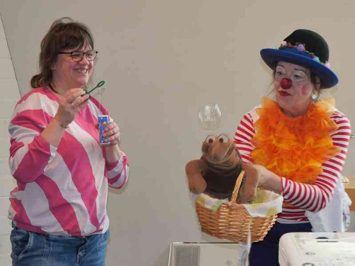 Eine Clownin und eine Frau - Seifenblasen
