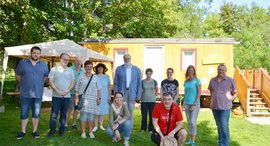 Eine SPD-Delegation besuchte die Wohnungslosenhilfe auf der Eremitage, die Besuchenden sind abgebildet, im Hintergrund das Café Löwenzahn, ein Integrationsprojekt der Wohnungslosenhilfe