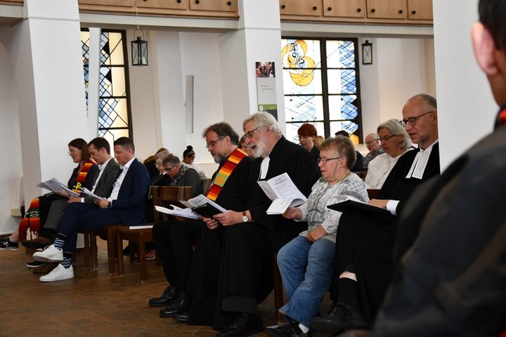 Menschen beim Gottesdienst zum 134. Jahresfest der Stiftung kreuznacher diakonie