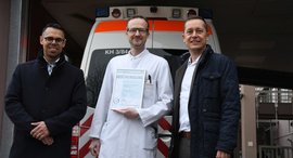 Chefarzt erhält Zertifikat für die Versorgung Schwerverletzter überreicht