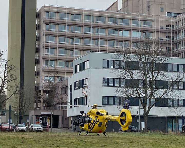 Rettungshubschrauber landet vor dem Diakonie Krankenhaus