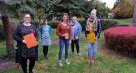 Drei Studentinnen der Dualen Hochschule erhalten ihre Abschlusszeugnisse der Stiftung kreuznacher diakonie