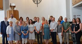Mitarbeitende bei der Kronenkreuzverleihung der Stiftung kreuznacher diakonie in der Diakonie Kirche