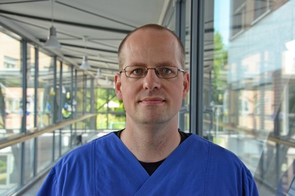 Arzt im blauen OP-Kittel in der Hunsrück Klinik