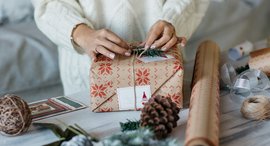Frau packt Weihnachtsgeschenke ein