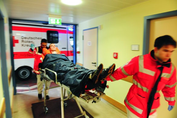 Rettungssanitäter bringen Patient in Krankenhaus Notaufnahme