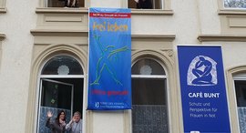 Flagge für den Internationalen Tag gegen Gewalt gegen Frauen - am Café Bunt in Bad Kreuznach