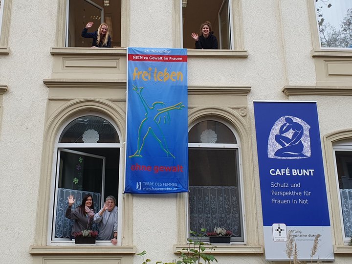 Flagge für den Internationalen Tag gegen Gewalt gegen Frauen - am Café Bunt in Bad Kreuznach
