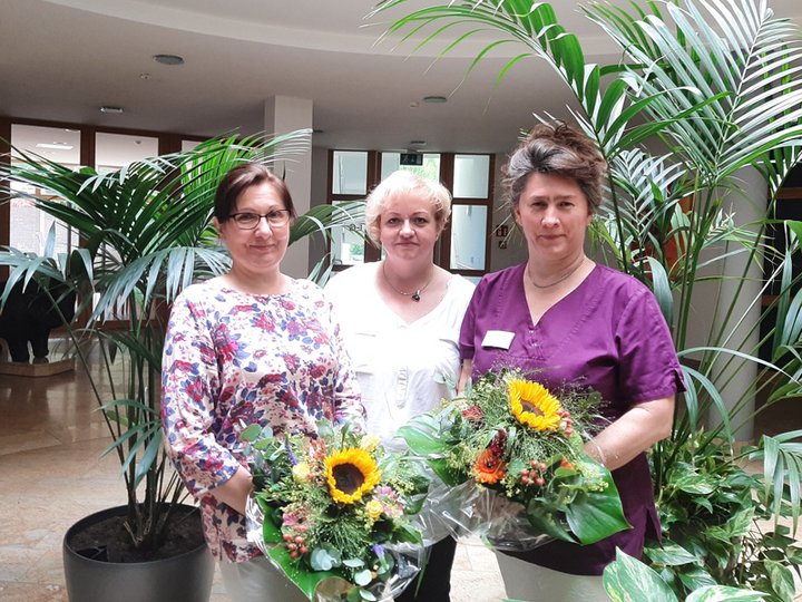 Drei Mitarbeiterinnen- mit Blumenstrauss - der Diakonie Sozialstation Simmern