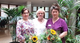 Drei Mitarbeiterinnen- mit Blumenstrauss - der Diakonie Sozialstation Simmern