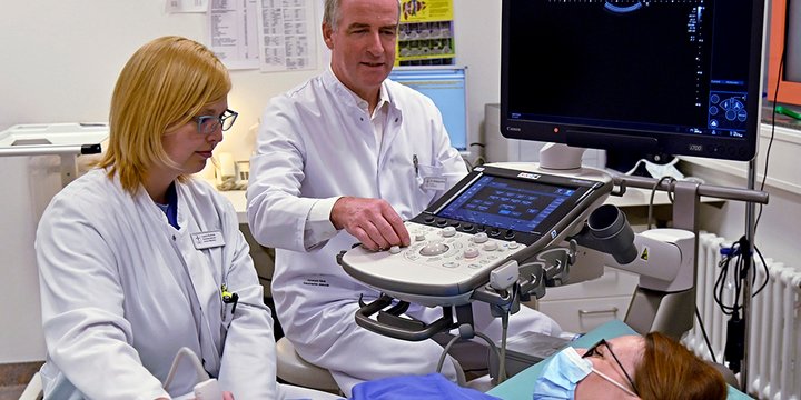 ßrztin und Arzt beim Ultraschall