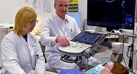 ßrztin und Arzt beim Ultraschall