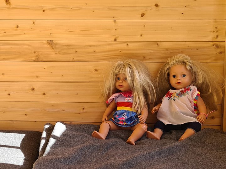 Zwei Puppen sitzen nebeneindaner. Symbol für Pflegeschwestern, Fachbertungsstelle Pflegefamilien Stiftung kreuznacher diakonie
