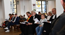 Menschen beim Gottesdienst zum 134. Jahresfest der Stiftung kreuznacher diakonie
