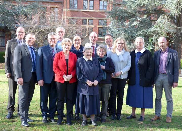 Teilnehmende der Westkonferenz vor dem Mutterhaus der Stiftung kreuznacher diakonie