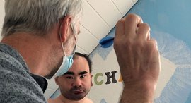 Zwei Männer spielen Darts - Kompetenzzentrum Autismus der Stiftung kreuznacher diakonie