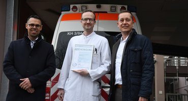 Chefarzt erhält Zertifikat für die Versorgung Schwerverletzter überreicht