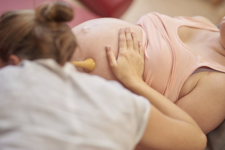 Schwangere und Hebamme