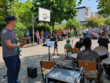 Band spielt bei Fest in der Bethesda Schule - Stiftung kreuznacher diakonie