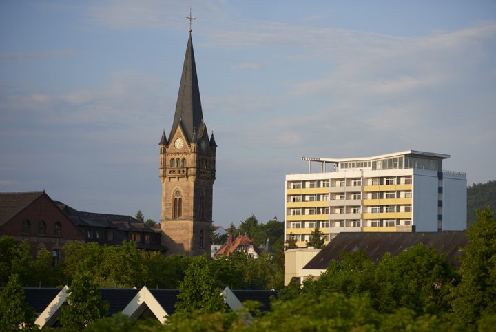 Diakonie Kirche (links) und Personalwohnheim (rechts)