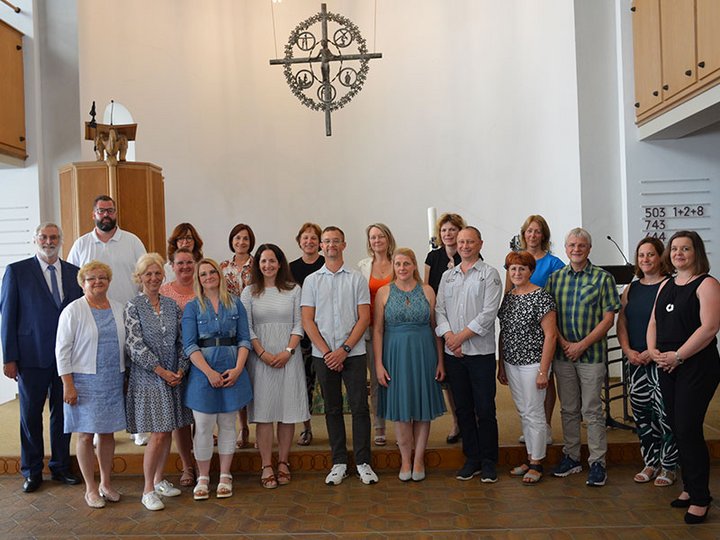 Mitarbeitende bei der Kronenkreuzverleihung der Stiftung kreuznacher diakonie in der Diakonie Kirche