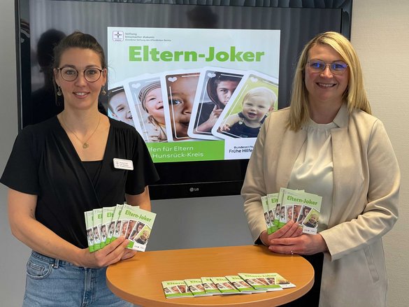 Hunsrück Klinik: Hebamme und Pflegedienstleitung stellen Broschüre "Eltern-Joker" vor
