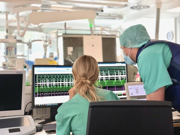 Ärzte schauen auf Bildschirm und prüfen Herzfrequenz