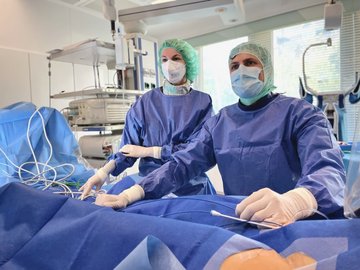 ßrzte operieren im Herzkatheterlabor