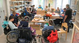 Menschen im Rollstuhl und Betreuer/-innen in der Tagesförderstätte Stiftung kreuznacher diakonie