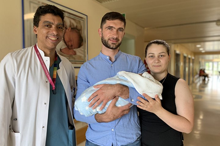 Arzt verabschiedet Eltern mit Baby aus dem Krankenhaus