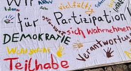 Banner beschriftet mit Stichworten zu Partizipation