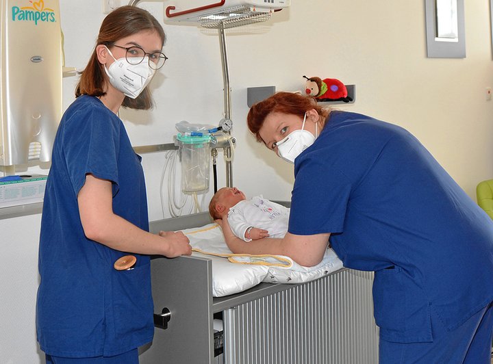 Hebammenschülerinnen versorgen Säugling im Diakonie Krankenhaus