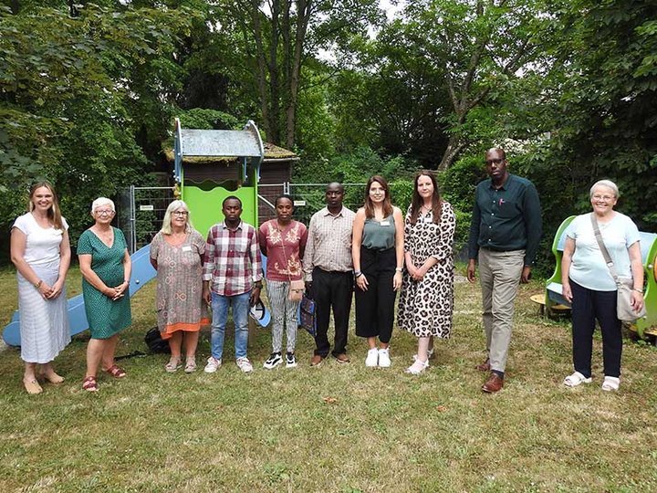 Gruppenaufnahme beim Besuch der Mutter-Kind-Gruppe Kirch durch eine Delegation aus Ruanda 