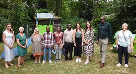 Gruppenaufnahme beim Besuch der Mutter-Kind-Gruppe Kirch durch eine Delegation aus Ruanda 