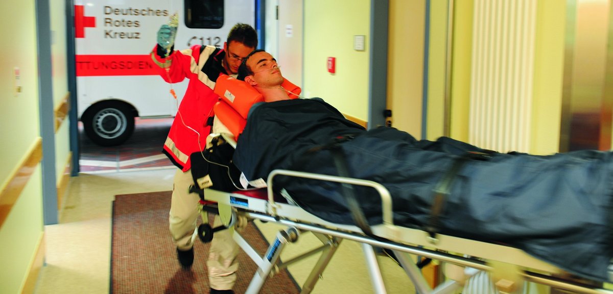 Rettungssanitäter liefern Patient in Krankenhaus ein