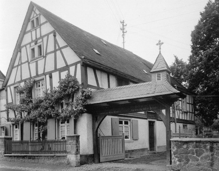 KJF Niederwörresbach - altes Gebäude mit Torbogen