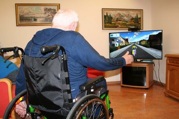 Mann im Rollstuhl spielt mit der Memore-Box