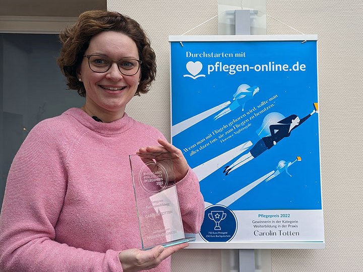 Carolin Totten erhielt den Pflegepreis 2022 Fachweiterbildung