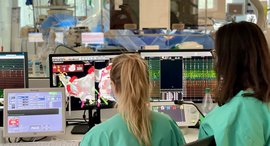Zwei Frauen beobachten Monitore im Krankenhaus, Diakonie Krankenhaus Bad Kreuznach