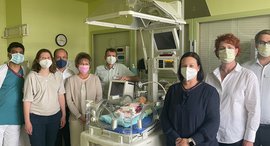 Inkubator und Beatmungsgerät für Neugeborene werden als Spende überreicht