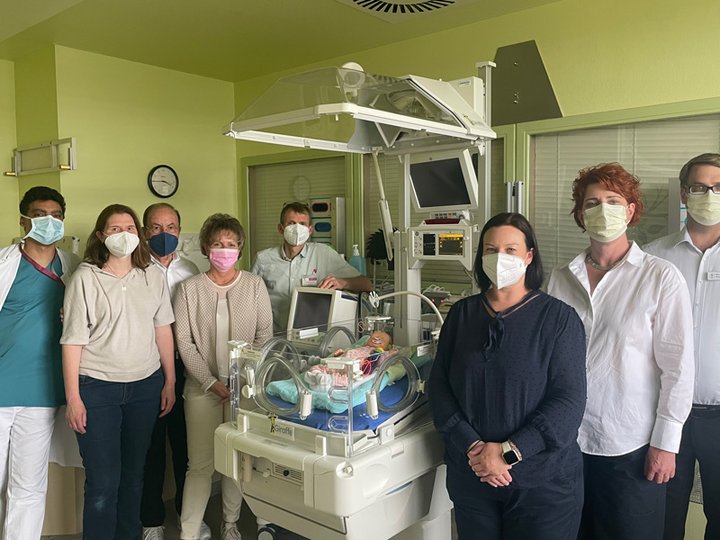 Inkubator und Beatmungsgerät für Neugeborene werden als Spende überreicht
