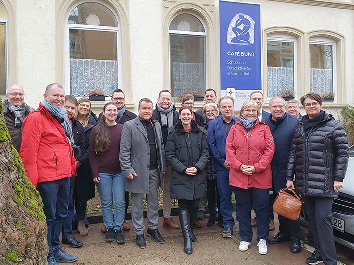 Landtagsabgeordnete der rheinland-pfälzischen SPD vor dem Cafß© Bunt, Wohnungslosenhilfe der Stiftung kreuznacher diakonie
