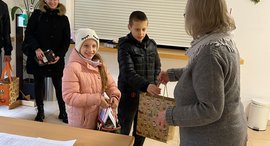Kinder erhalten Überraschungstüten in der Tafel Idar-Oberstein der Stiftung kreuznacher diakonie
