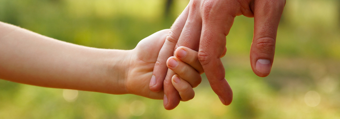 Kinderhand fasst Erwachsenenhand